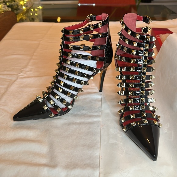 New Black patent design heels with gold studs - Picture 6 of 8